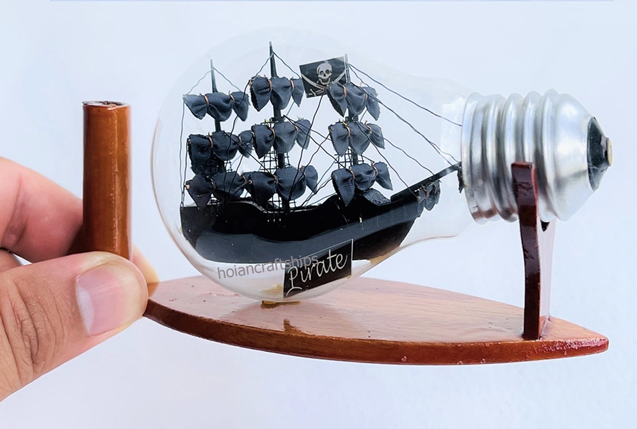 Black Pearl ship in Light Bulb