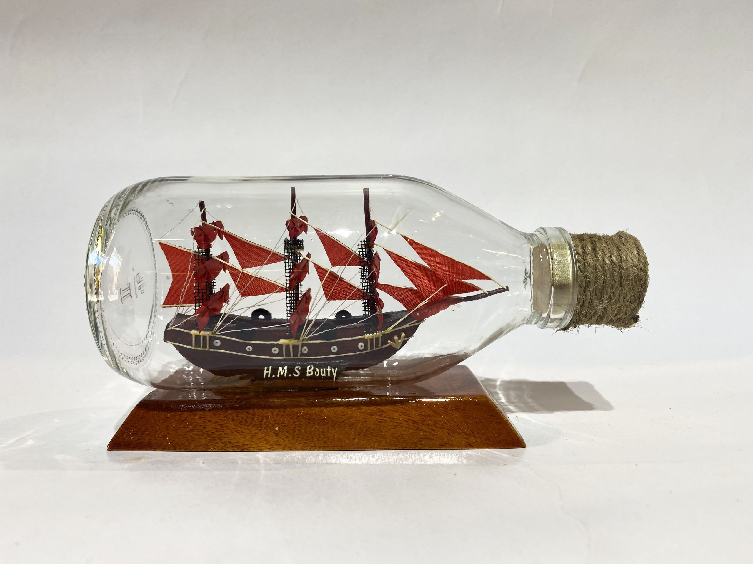 Ship in new bottle (Bounty - Red)