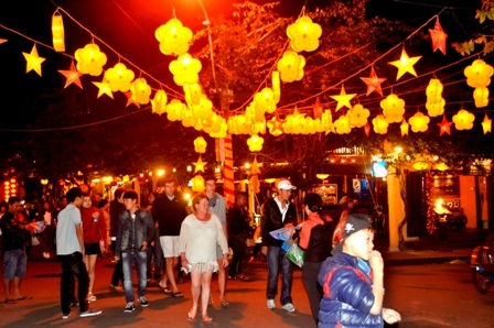 Hoi An crowed with tourists after Tet