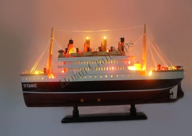 Titanic 40 (with light)